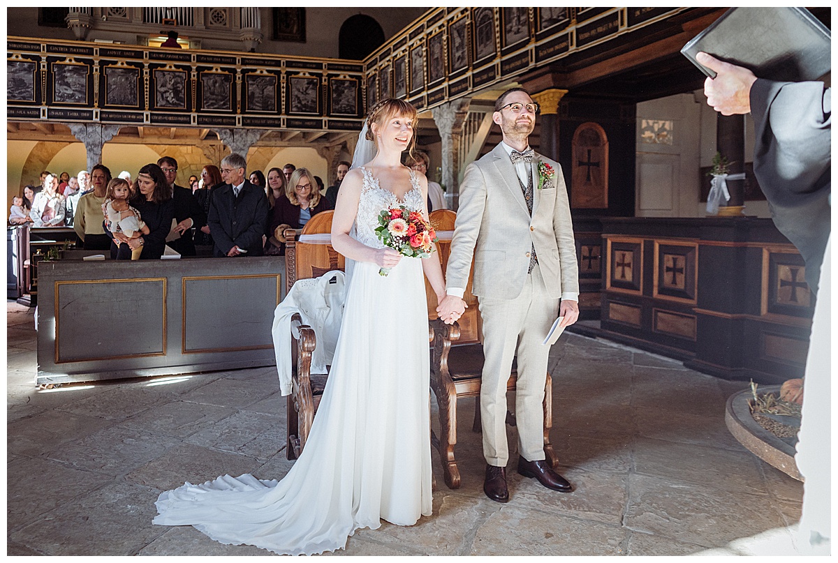 Brautpaar in gutskirche lucklum, Trauung, Hochzeitsfotograf Braunschweig
