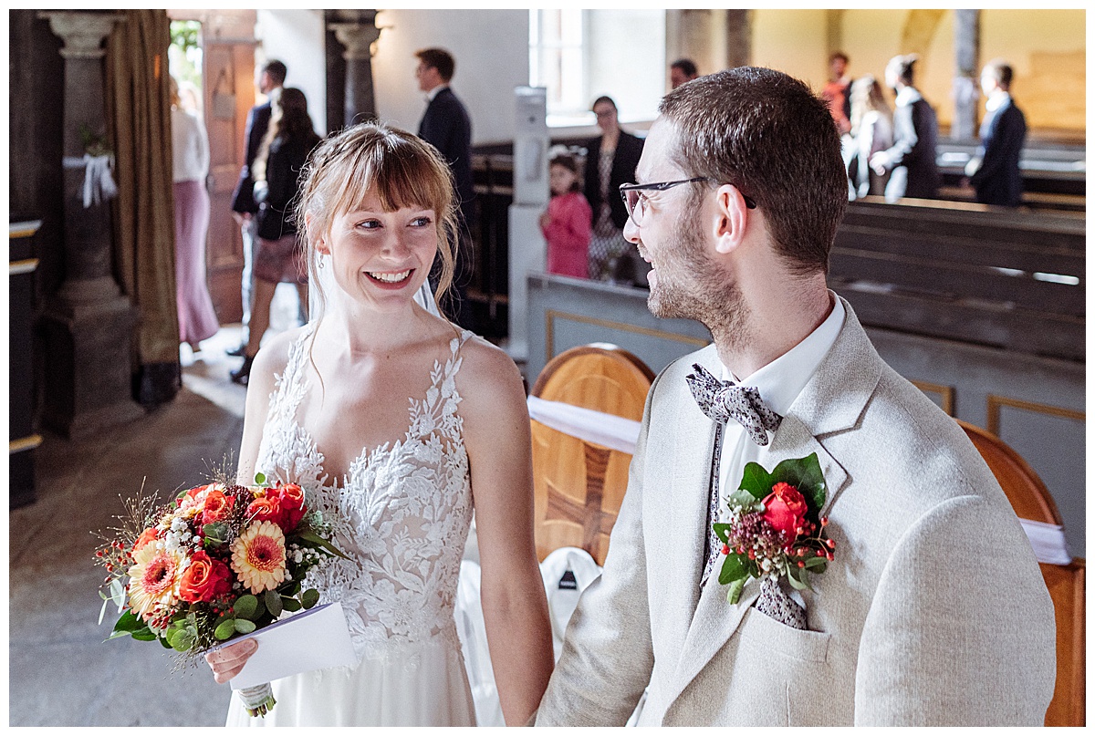 Hochzeitspaar in der Kirche lucklum, Trauung, Hochzeitsfoto, Reportage