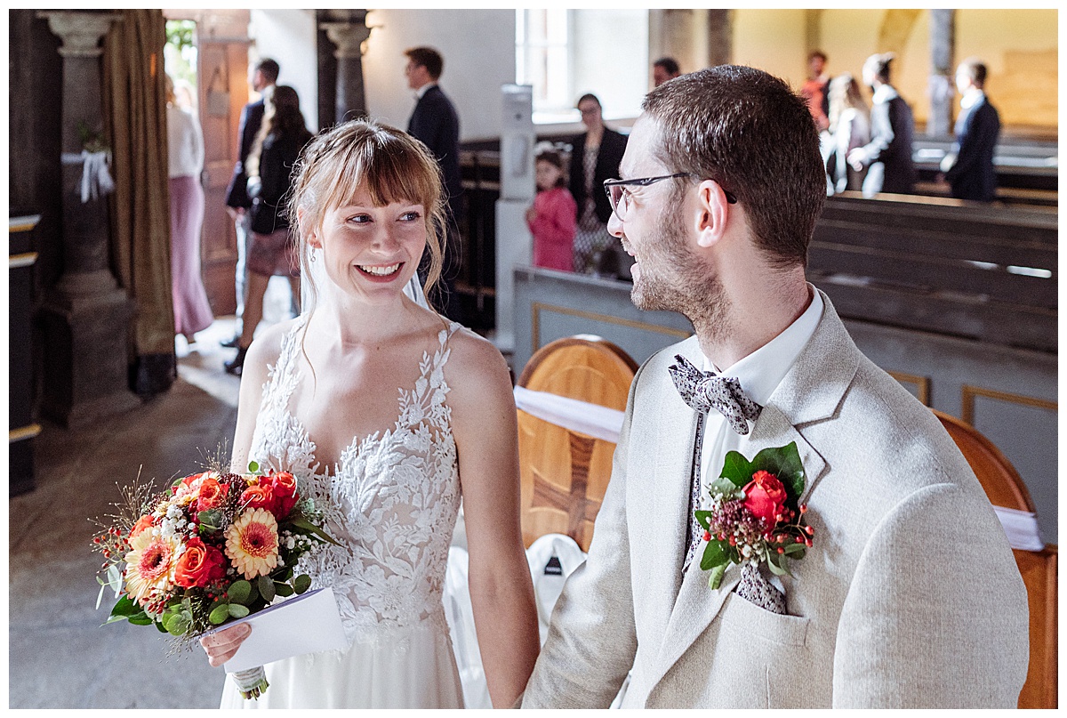 Hochzeitspaar in der Kirche lucklum, Trauung, Hochzeitsfoto, Reportage 