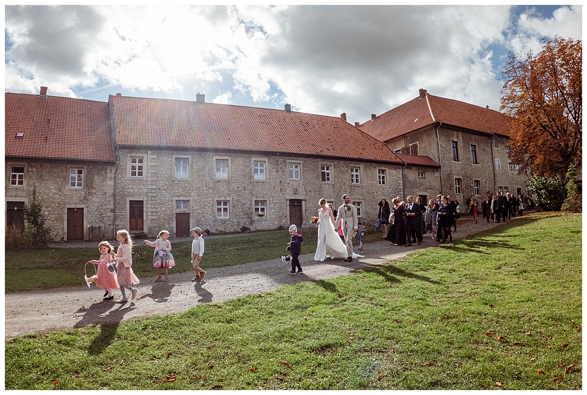 Hochzeitsgesellschaft vor Kirche, Hochzeitsfotograf Braunschweig