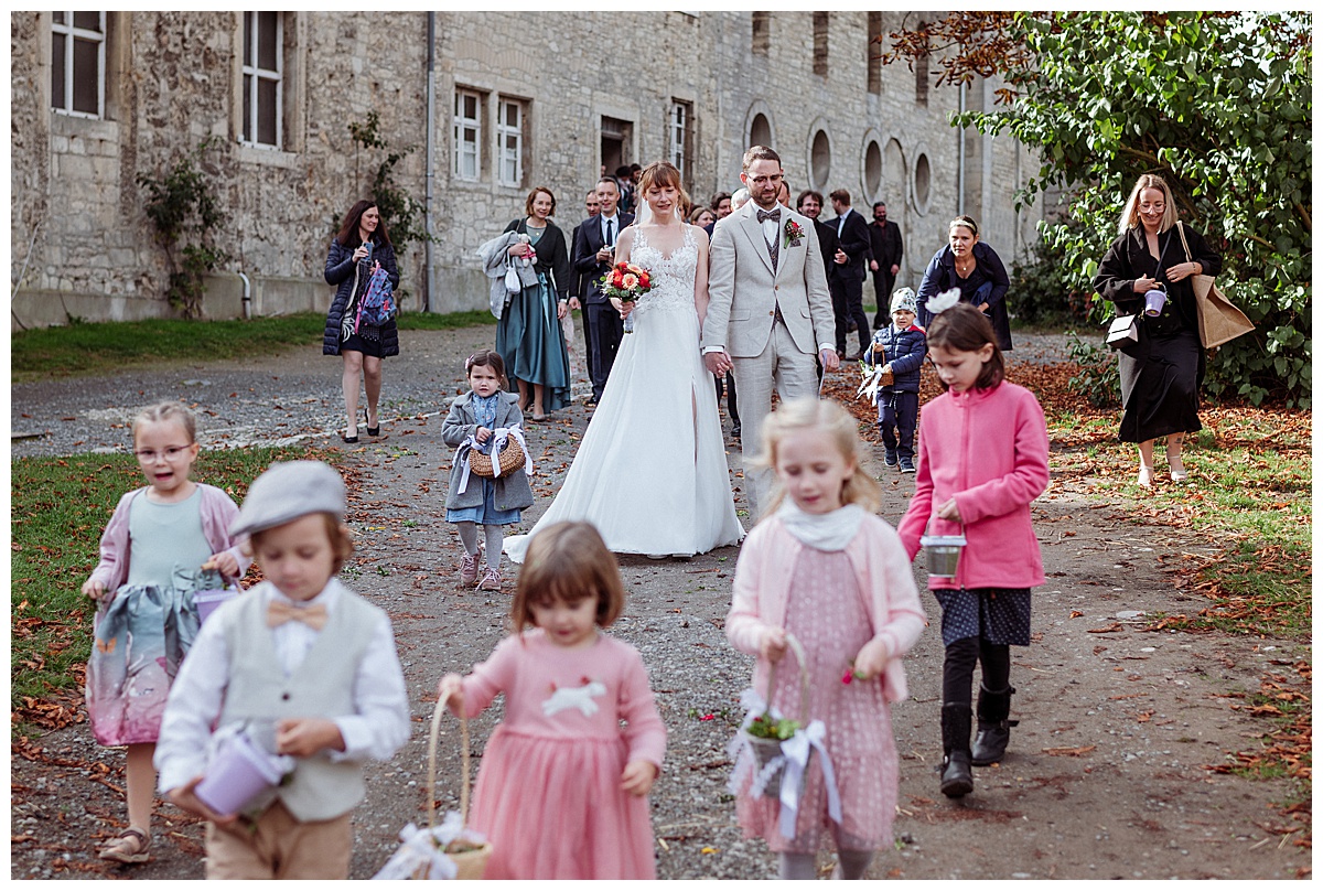 Brautpaar mit Blumenkindern, Hochzeitsfotos Rittergut lucklum