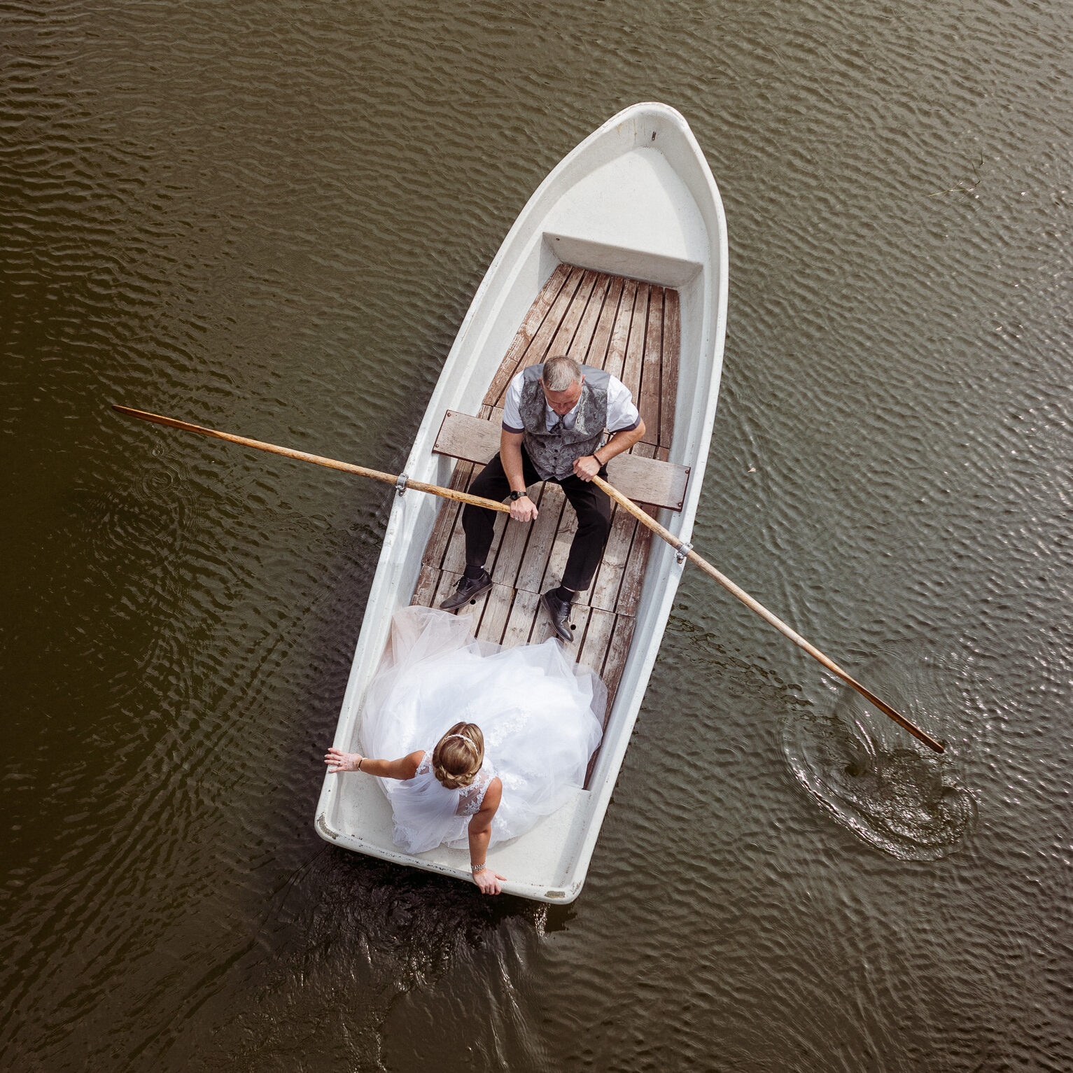 paarshooting in Magdeburg, hochzeitsfotograf magdeburg, brautpaar im ruderboot, adolf mittag See